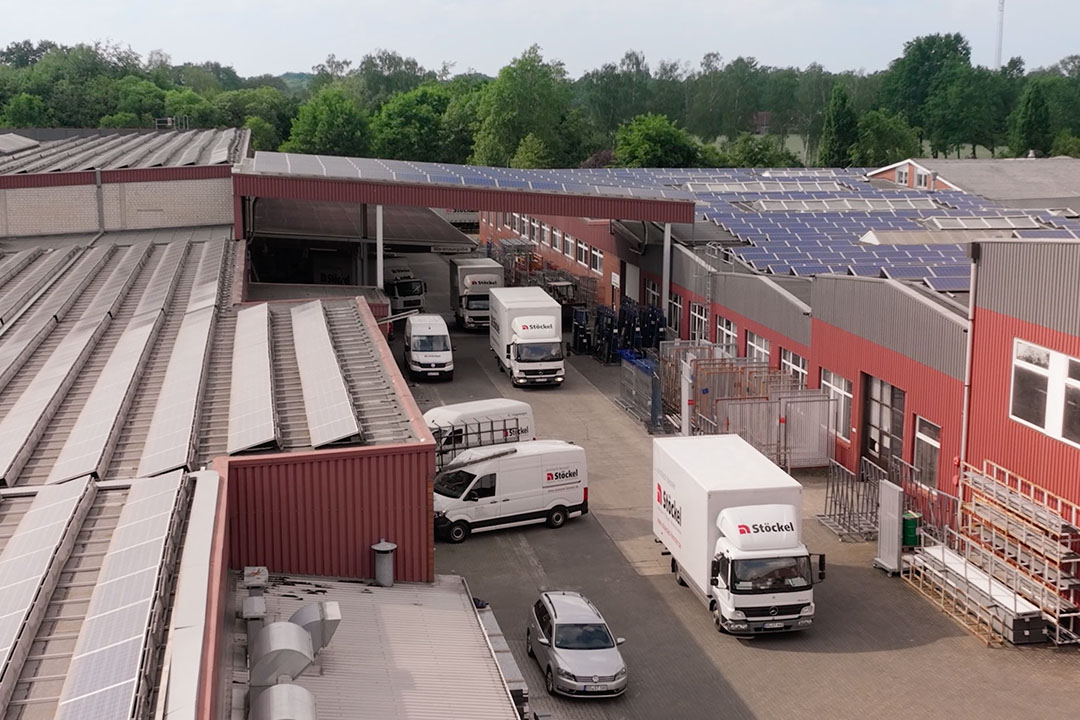 Luftaufnahme des Werkdaches von Stöckel, welches komplett mit Solarpanelen bestückt ist.