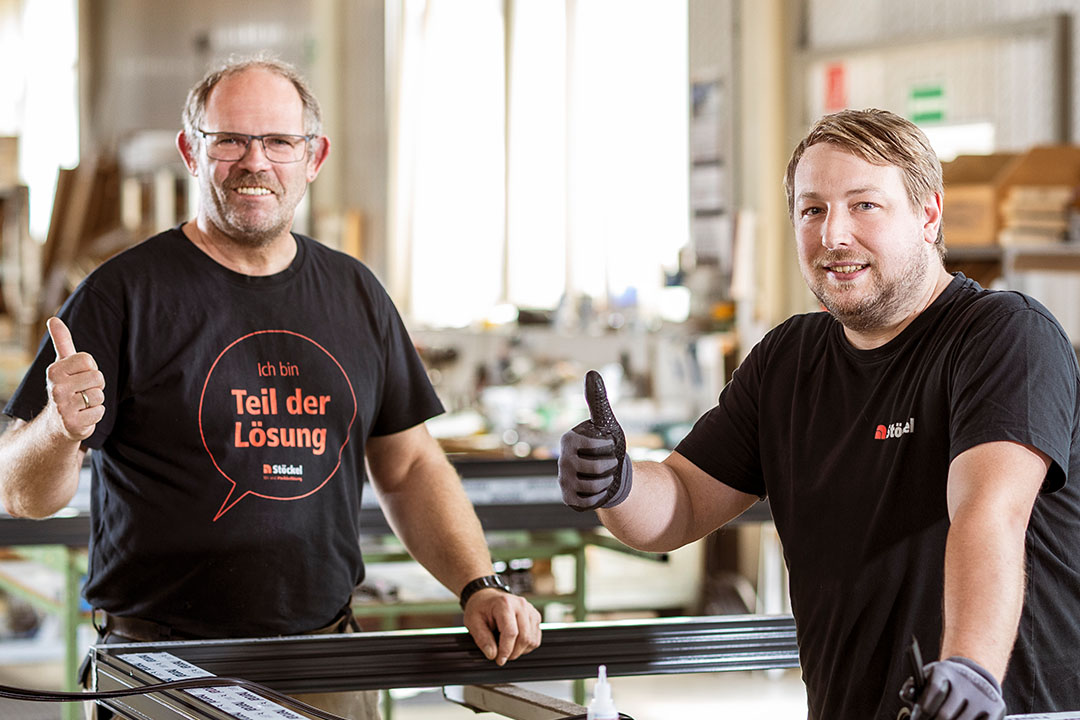 Zwei Stöckel Mitarbeiter freuen sich, Teil der Lösung zu sein.