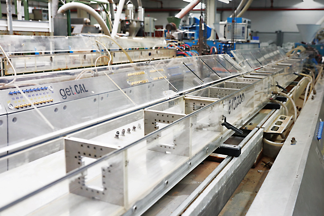 Extrusionsbereich in der Produktionshalle.