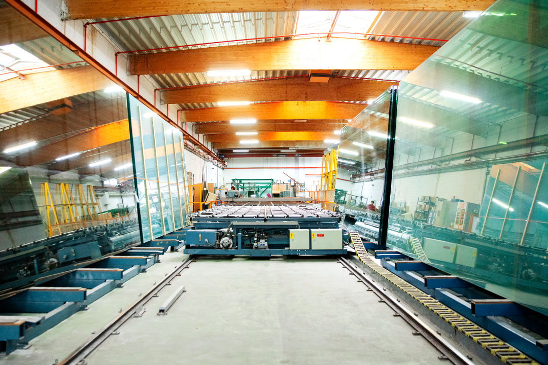 Ein Blick in einen Gang voller großer Glasscheiben in der Stöckel Werkshalle.