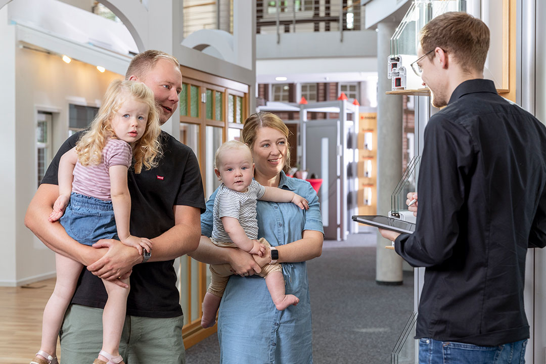 Ein Stöckel Mitarbeiter berät eine junge Familie in einem Stöckel Center.