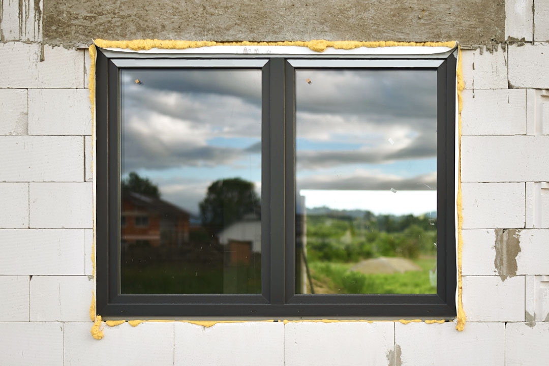 Frisch eingebautes Fenster in einem Rohbau.